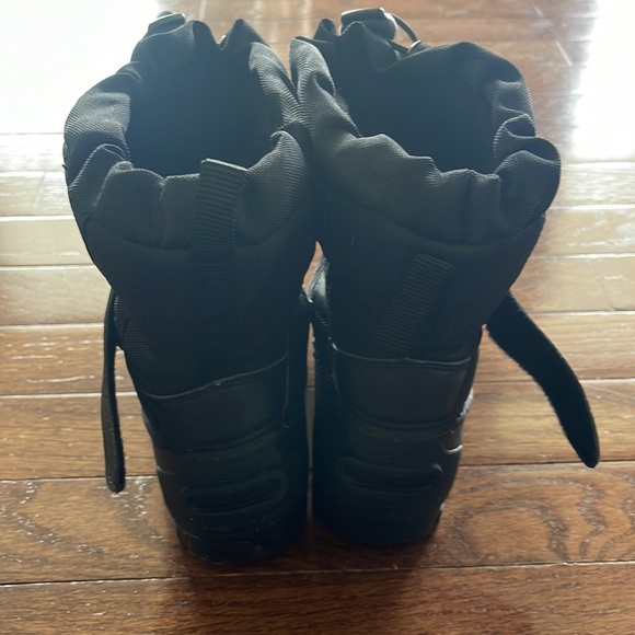 Boys Black Snow Boots Size 12 - Worn Once - Picture 4 of 4